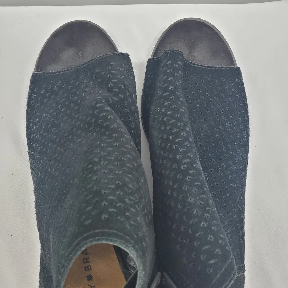 Lucky Brand black diamond cut out open toe suede sandals 9